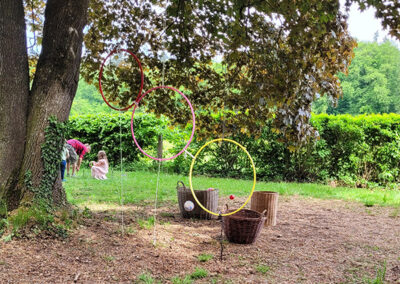 Ringe hängen in einem Baum zum Durchwerfen