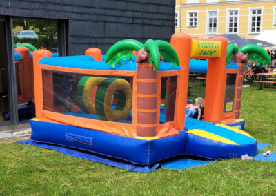 Eine Hüpfburg für Kinder steht vorm Therapiepavillon
