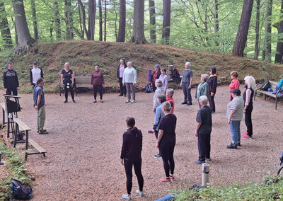 Teilnehmer der Yogawanderung stehen bei der Lourdesgrotte