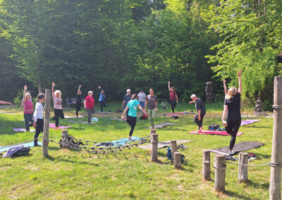 Teilnehmer der Yogawanderung machen Yoga unter freiem Himmel